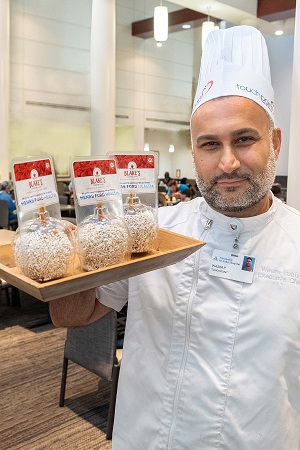 Display of caramel apples 