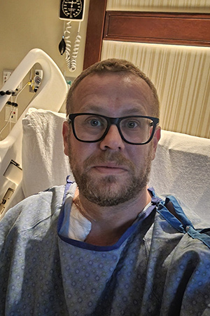 vascular patient Eric taking a selfie in hospital gown