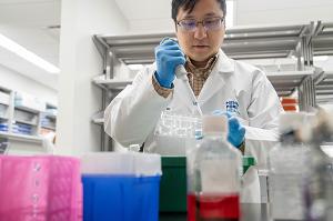 Ling Huang, Ph.D., works on research in the Henry Ford Health Pancreatic Cancer Center.